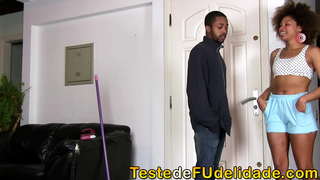 Хозяин, любительша смотреть, как его сексуальная горничная Джиованна Бомбом убирает дом, надетая только красное белье, полная сцена на сайте Тест на верность