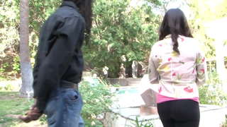 ���ະສົມລຸ້ນຮັກກິນໃຫຍ່ສີດໍາຕົ້ນສະບັບຢູ່ໃນຂຸມທຸກ