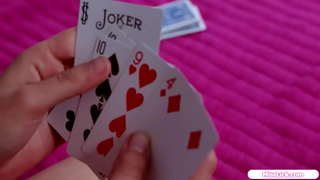 קליין טיץ באַבע האט אַ פאַקטיש האָטטיע אין איר שלאָפצימער.זיי קוש און זויגן טיץ איידער זי ליקס איר שייווד לאָך.זי facerides די דראָבנע לאָך אין אַ 69ער