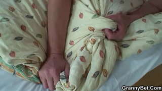 Възрастна жена има подмами млад човек