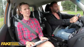 Lažni učenik autoškole kupuje instruktorici Emiliji Argan kavu prije jebanja na otvorenom