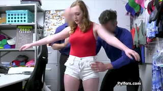 Busty teen gags στο σκληρό στρόφιγγες των δύο φύλακες