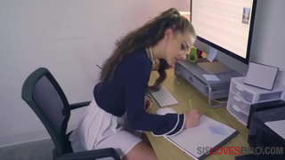 Bikira Nerd Dada Anaona Ndugu Jogoo Kuvutia