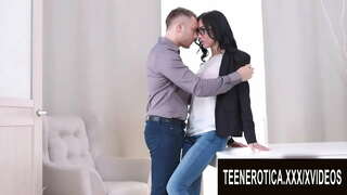 جنگلی خواہش کے ساتھ نوجوان خوبصورتی نکا