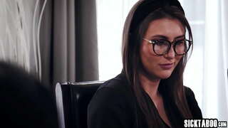 ���້ babes Paige ເດັ່ນເຊື່ອງໄວ້ເລກັນ