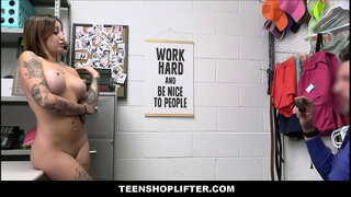 TeenShoplifter.com - الحمار في سن المراهقة القطب راقصة اشتعلت سرقة محفظة