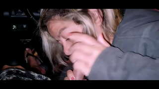 Мен жас қызға көмектесу үшін өзіммен бірге серуендеп, оның не істегенін көрдім.