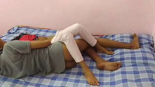 Колледж Студенті Қара Іш Киімде Корозға Отырады