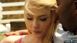 ǘ�瘦的继女的种族间的性交由英国广播公司继父的花园