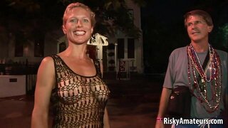 Голыя сэксуальныя аматары забаўляюцца на вуліцы