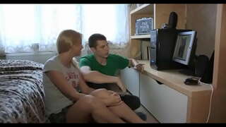 Đẹp cô gái cưỡi lên lớn