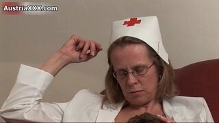 Määrdunud küps naine saab licked oma tutti