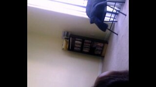 Glava s mobilnim telefonom nakon posla