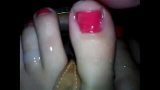 ���ัยรุ่นบางอย่างไปบนน้ำเชื้อฟุตและ sandals