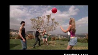 Saulėlydžio Paauglių Žaisti Ir Nusausinti Kamuoliai