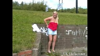 Blonde babe Lenas ëffentlech Nacktheit an vollbusig blinken En freundinnen weisen