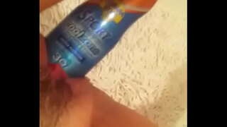 Bermain-main dengan suncream botol