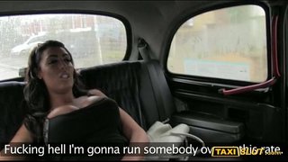 Enorme juggs Ava forato con il driver al sedile posteriore del suo taxi