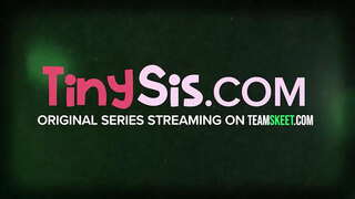 18 ane fin vye granmoun Ariana Grand se isit la pou yon sèl bagay ak yon sèl bagay sèlman, yo ka resevwa FOUTU! Sa a bourik sexy bote renmen yo gade moute nan ou fè fas ak yon kòk chante gwo twou san fon desann nan gòj li yo ak jémisman nan plezi lè yo te pl