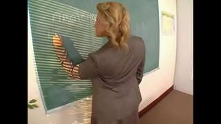 Busty Nauczycielka posuwa koleżankę z klasy Bi-Bi-si