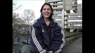 ���မ်ားအနက်ရောင်ဆံရှင်ဆယ်ကျော်သက်ချ။