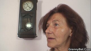 Couture vieille mamie et jeune garçon