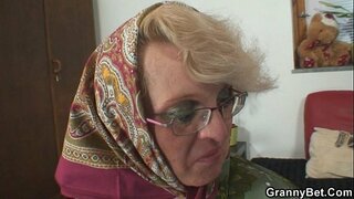 Elle plaît à un jeune étranger