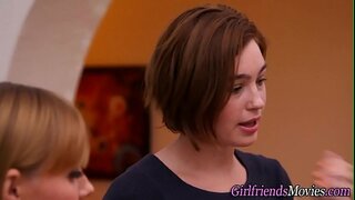 Грудастая маладзенькая ліжа лесбіянку