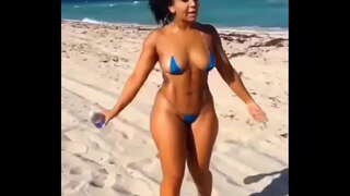 Latina Sexy in mini bikini sulla spiaggia