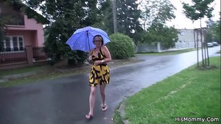 Mẹ và nữ, đồ chơi nhau