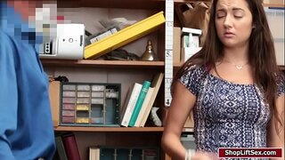 LP ofisye niche ak foutu Lily Adams pussy mouye nan doggystyle