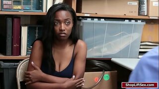 Busty Daya Knight vin pussy li foutu pa LP ofisye gwo kòk chante