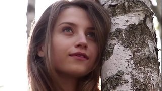 Dulce tânără Nicolina îndepărtează hainele ei în pădure