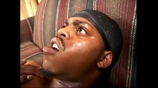 Smukke rødhårede chokolade babe Kelly Regeringstid var coughed kål vand i hendes mund efter jamming hendes behårede twat