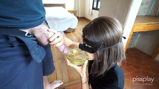 Çrregullt Deepthroat Gagging për Rob Vajza - Pije tas me shurrë!