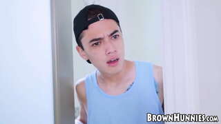 Красива черна сладурите плътно шията, дяволите като залог