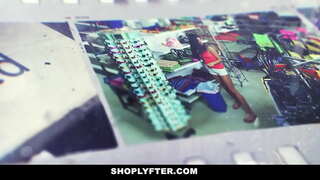 Teen blonde est une équipe de nuit de l&#039;employé dans le magasin.L&#039;agent de son arrêté pour le vol de matin rapports et elle admet qu&#039;elle n&#039;1 ou 2 fois.L&#039;officier sort sa bite et lui permet de gorge il.En retour, il la lèche et baise sa chatte.