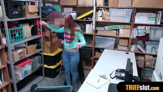 Длинноногую крошку застукали в торговом центре и грубо трахнули