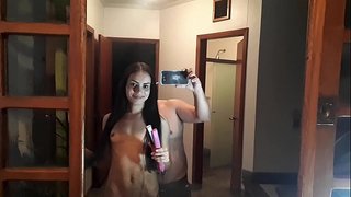 Peladinha se arrumando para mais um trabalho.