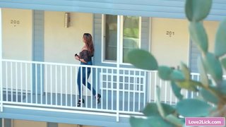 Mẹ ăn của cô thiếu nữ ghẻ lông