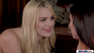 Brunette se kap pou aleka epi mande l &#039; blond remote si li konnen ki kote li se.Tout toutouni li vire ozalantou yo ak aleka nan manman bourik l&#039;.li tout pati nan dekole moute l &#039; epi li pran tèt li.Yo bo ak li k &#039; ap manje pussy li anvan facesitting li