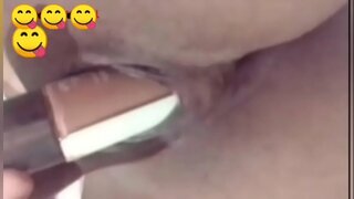 Karstā brunete masturbē ar anālo atveri