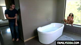 StepBrother ക്യാച്ചുകൾ stepsister fucking fucked in the bathroom