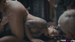 Gina rất thích được hài lòng với Reagan