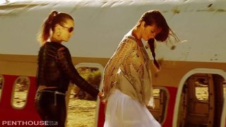 Seksi Lesbian bintang-bintang Allie dan Jenna 69 dan fingerbang di padang Pasir.