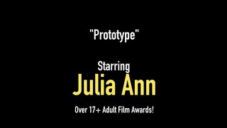 Ārsts Dick Piesūcekņi Julia Ann &amp;amp; Jessica Jaymes stuff to smarty bikses mutēm ar cieto gailis, slaukšanas to siltu mutē, lai saņemtu savu tasty cum! Pilnu Video &amp;amp; Julia Live @ JuliaAnnLive.com!