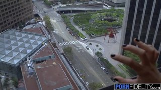 צ &#039; אד לבן טרף משתרמטת אנני אורורה