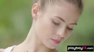 Denau brunette slut stripio docynnau yn ystod yr hyfforddiant