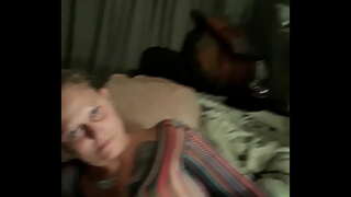 Vrou opgetel deur vriend