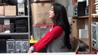 Latina shoplifts ak yon ofisye konpitè li.Li te fè l &#039;dezabiye desann ak domine l&#039; nan gen tan pwan l &#039; bourik.Li ba l &#039;yon pip ak lè sa a, li bang l&#039;